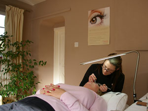 Tamarisk's Eyelash Extensions - Tami applying a set of eyalashes