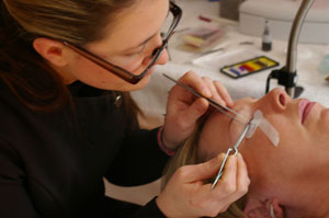 Tami applying eyelashes