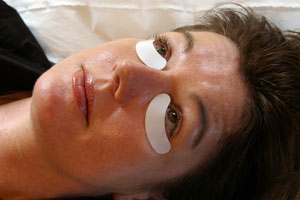 Soothing gel applied over bottom lashes