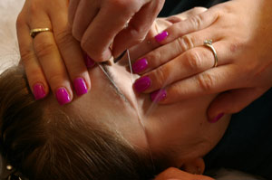 Eyebrow Threading - holding the skin taut